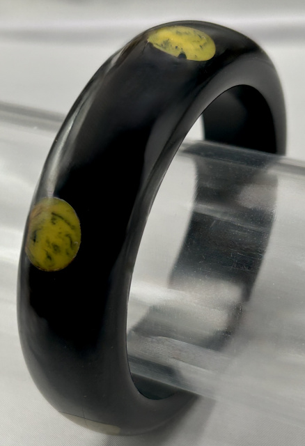 BB171 vintage black bakelite bangle with 6 marbled pale yellow up and down dots